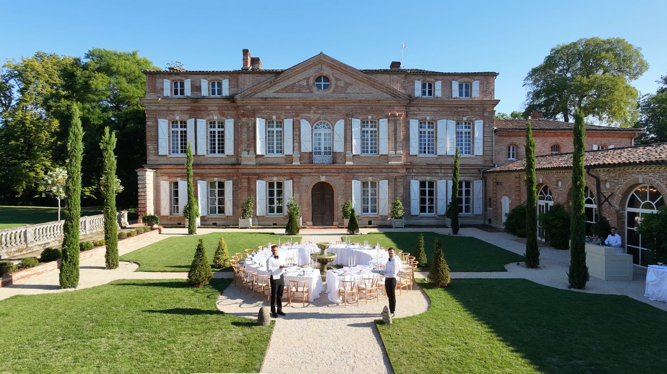 Réception dressée devant un château