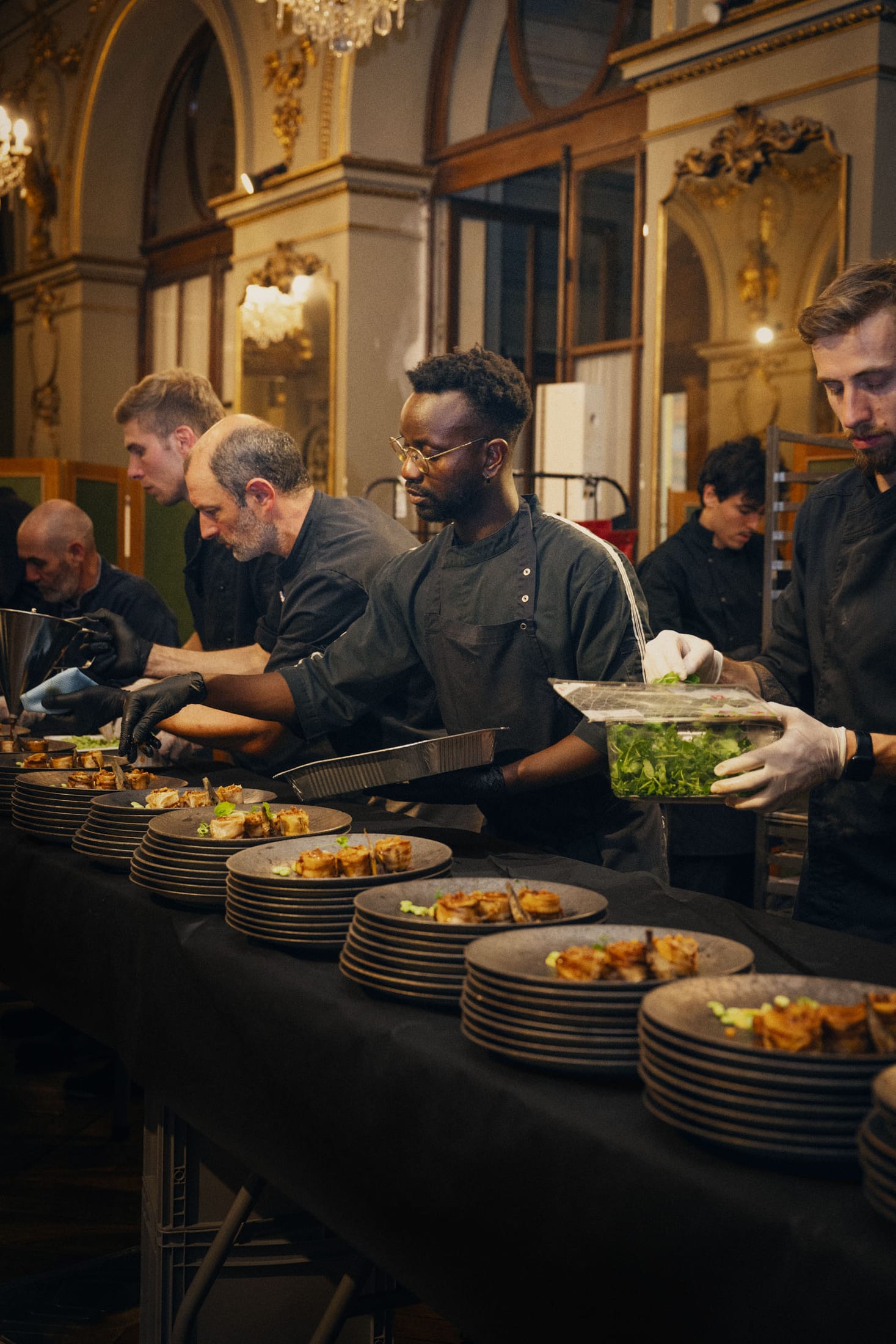 Équipe en cuisine pour événement d'entreprise